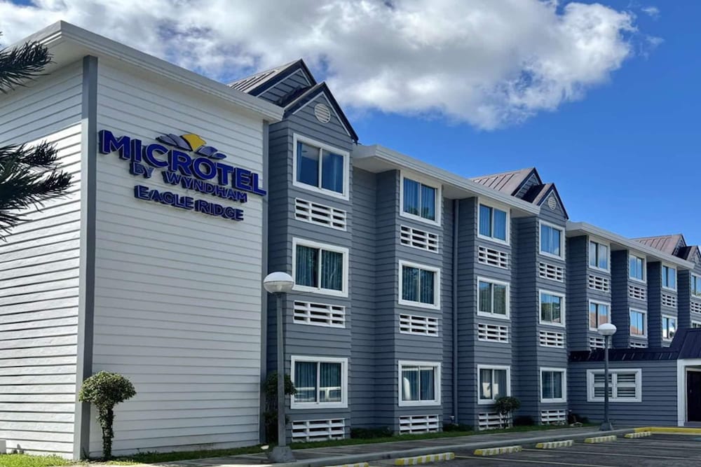 Microtel By Wyndham Eagle Ridge Cavite in General Trias