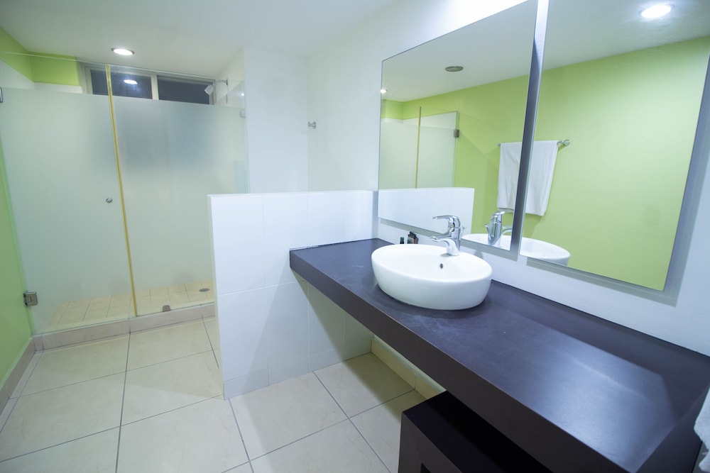 Ramada by Wyndham Acapulco Hotel and Suites 59/61