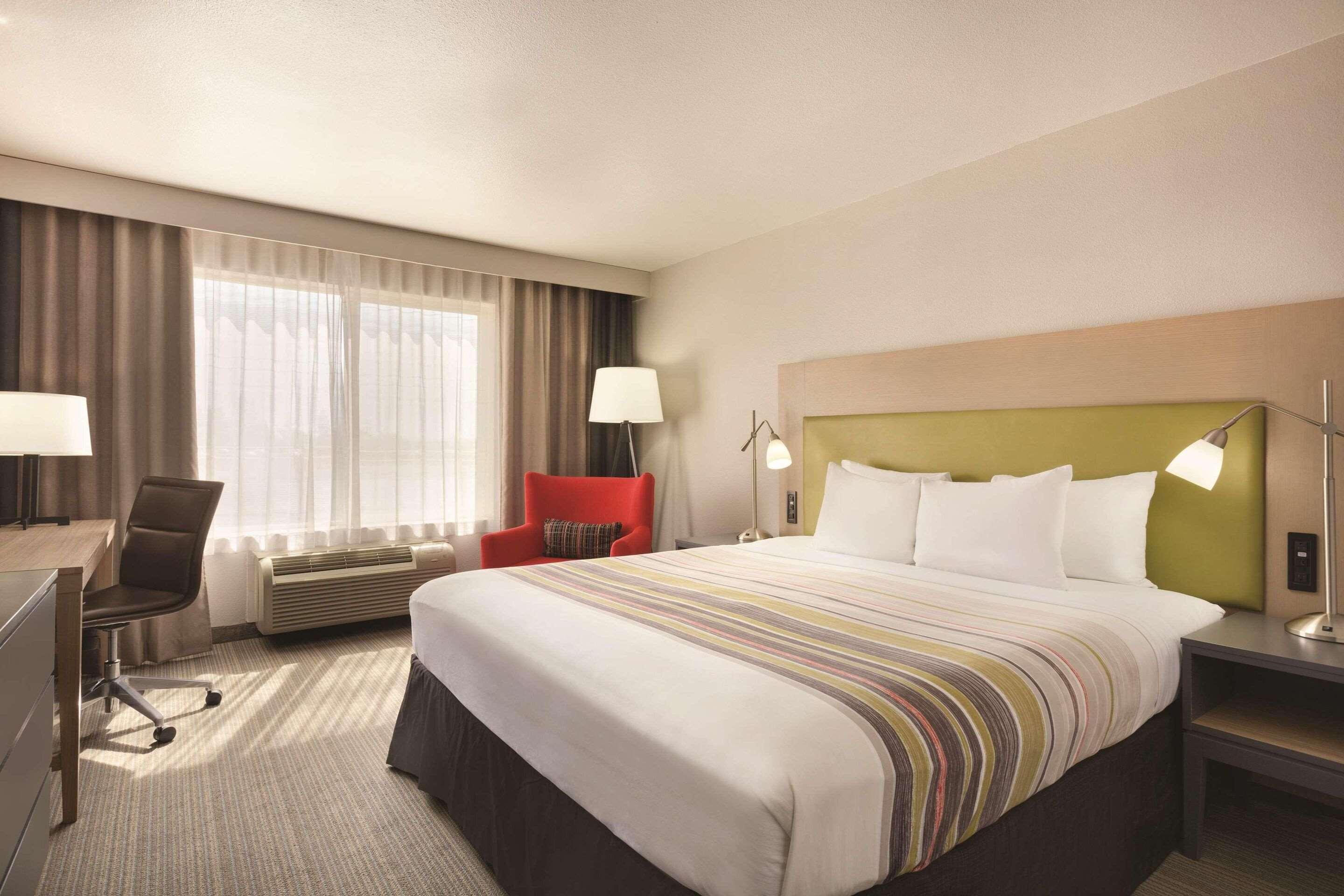 ROOM, KING BED, ACCESSIBLE