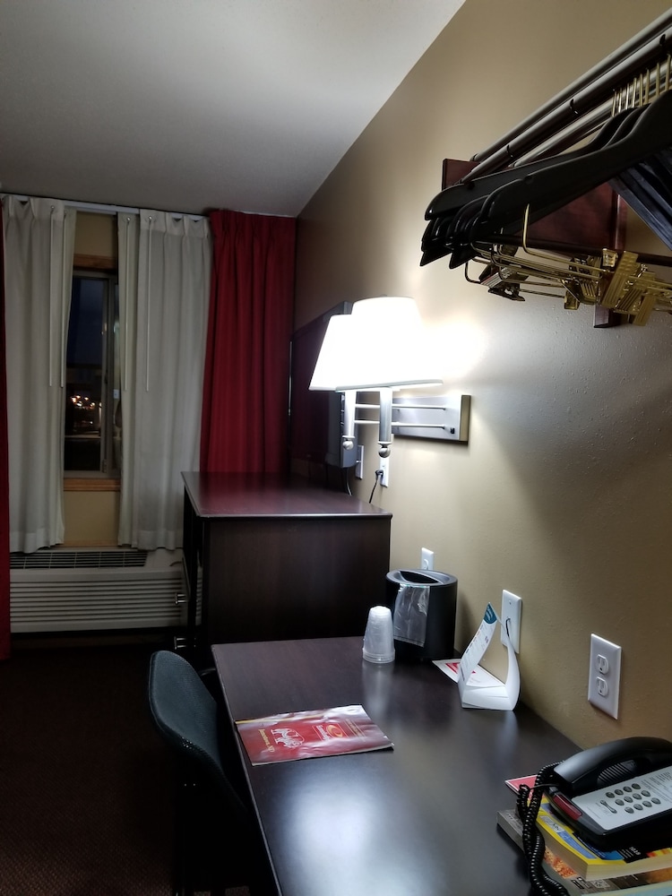 Econo Lodge Jamestown, ND 20/24