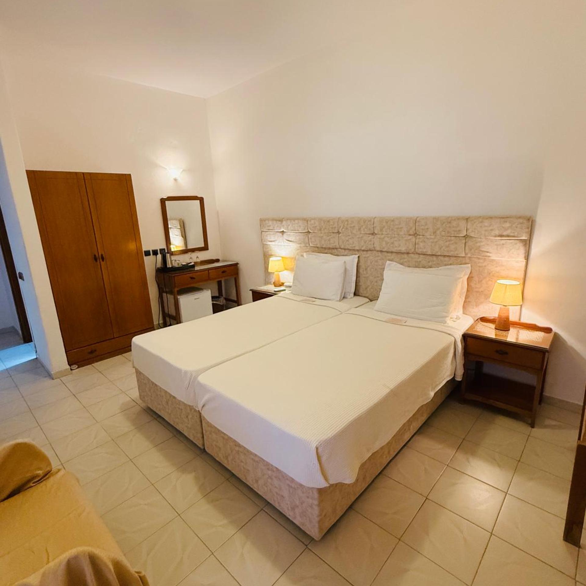 ASTERI(STAR)HOTEL 12/53