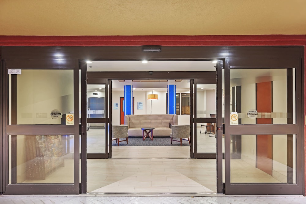 Holiday Inn Express and Suites Houston - Memorial Park Area 37/45