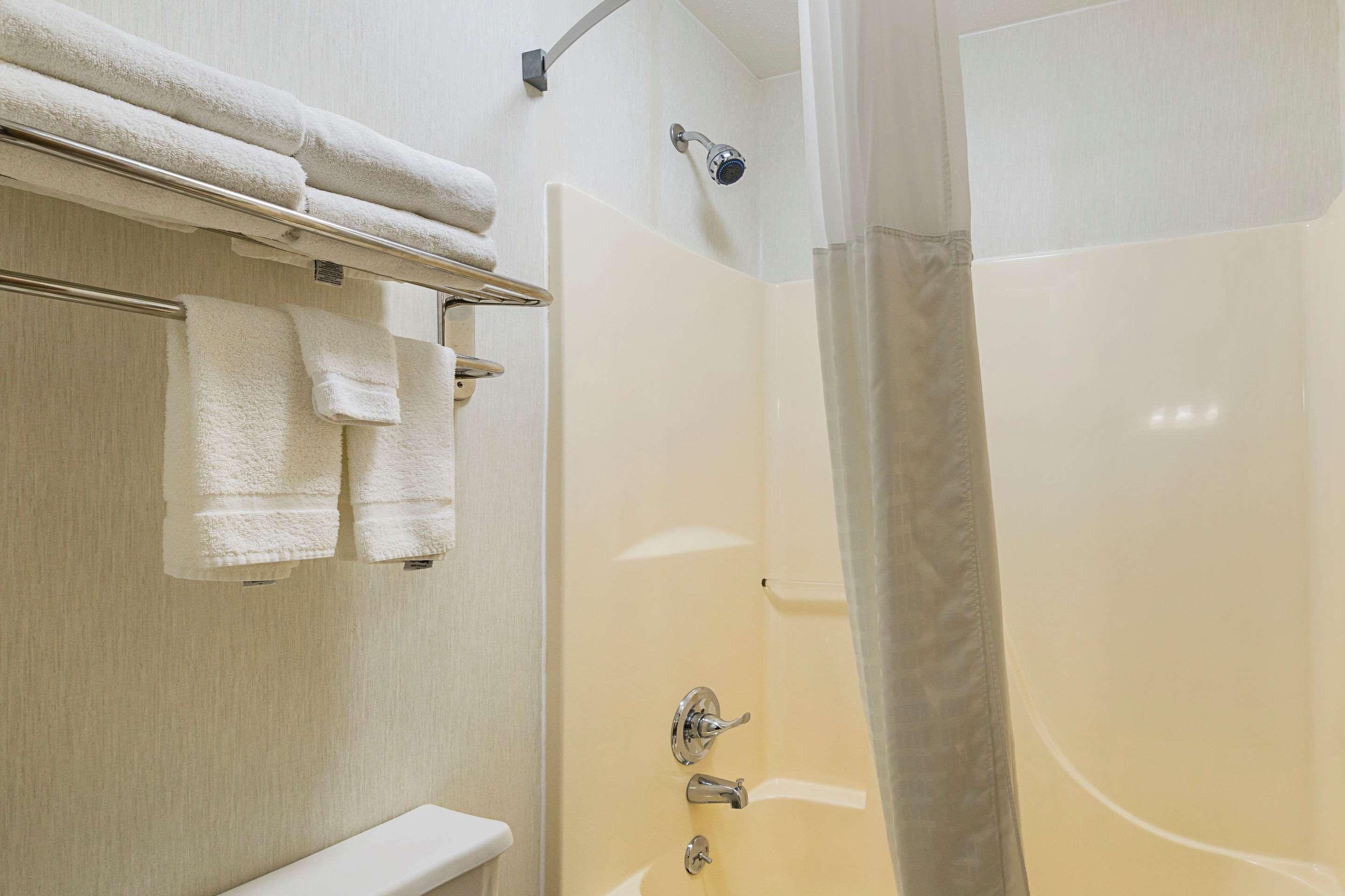 غرفة بسرير مزدوج، Quality Inn Waverly IA 9/9