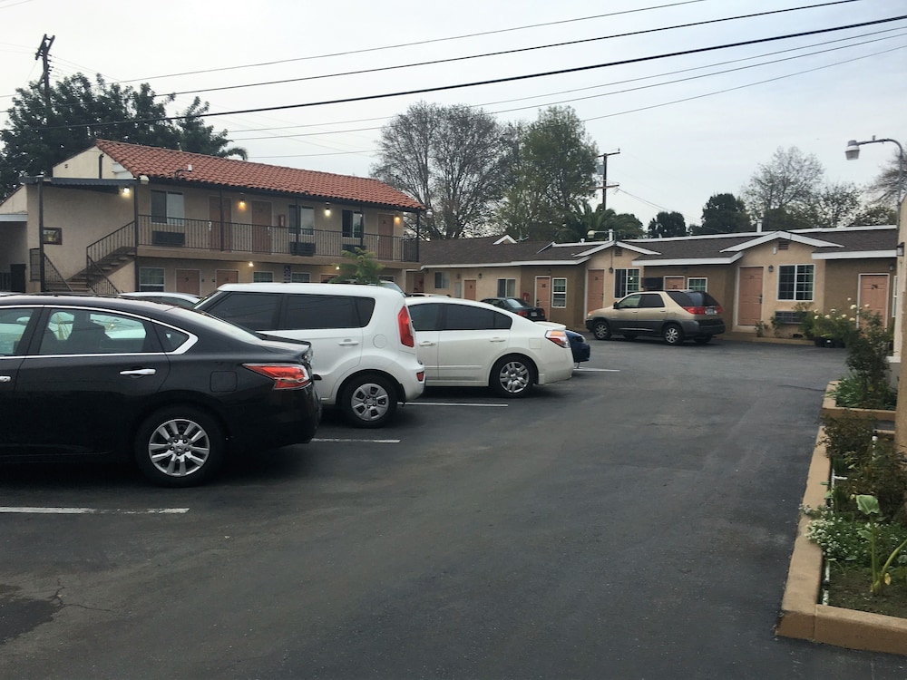 Mission Motel 7/33