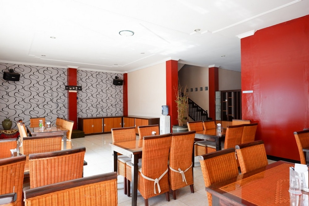RedDoorz Plus near Stadion Wijaya Kusuma 14/22
