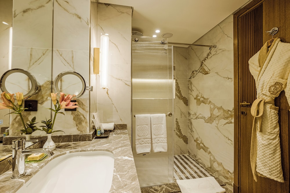 Royal, Elite, King Bed, Lateral Side Nile View، Sonesta St George Hotel 8/9