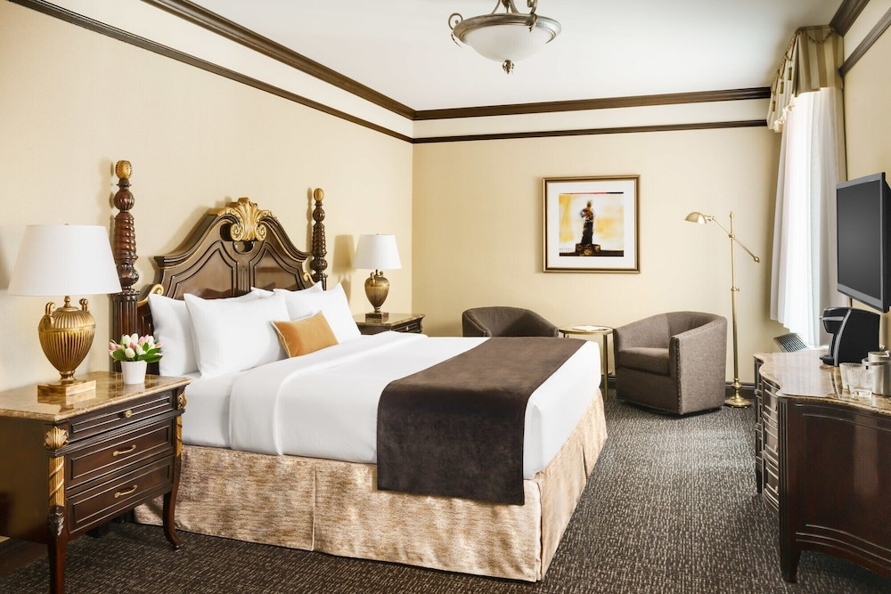 DELUXE, SUITE, KING BED