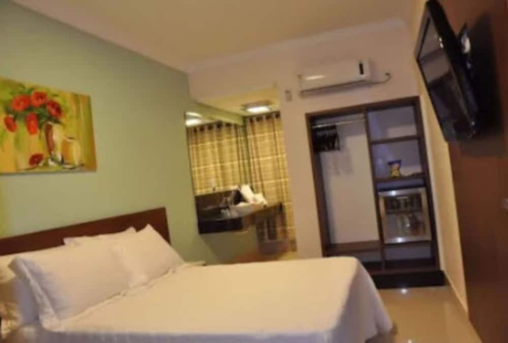 Deluxe, 1 Double and 3 Single Beds
