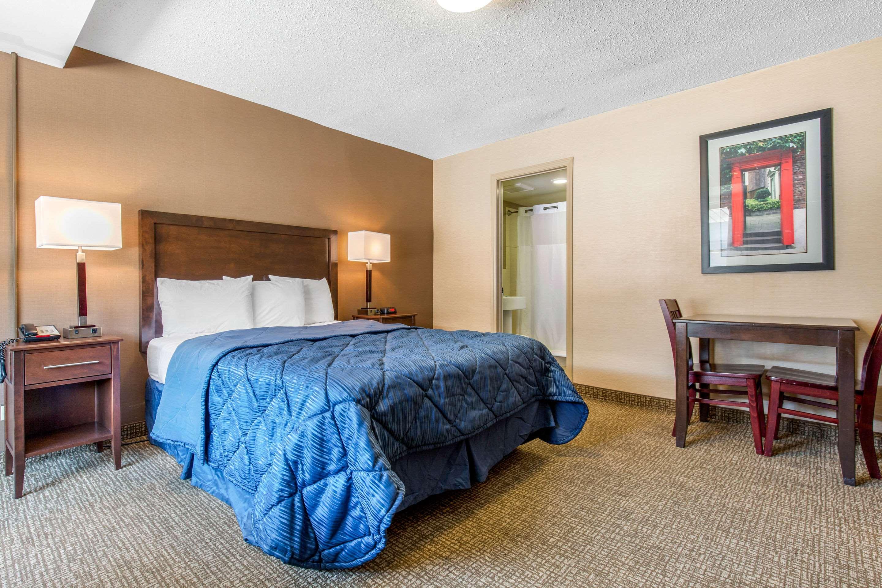ROOM, QUEEN BED