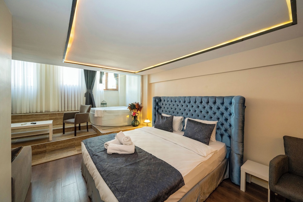 GRAND, SUITE