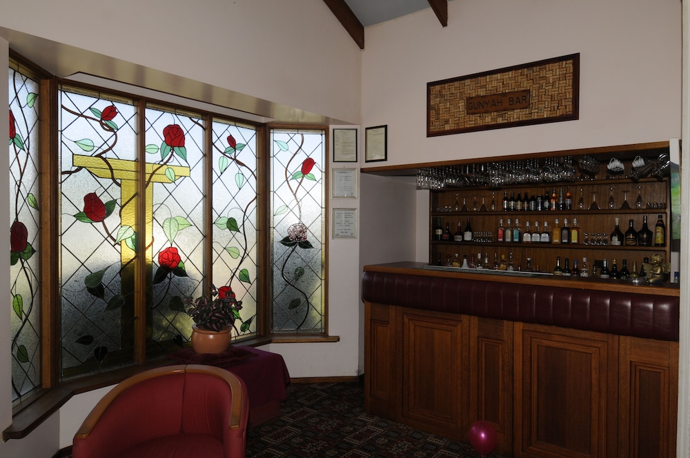 MCNEVIN'S WARWICK MOTEL 10/64