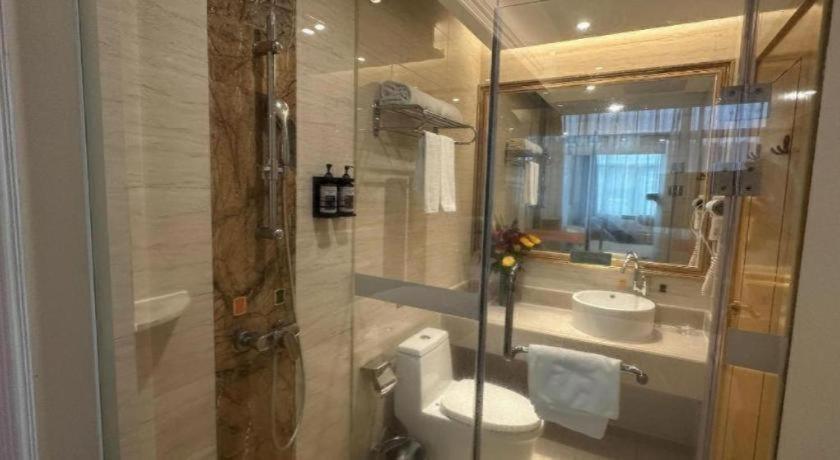Vienna Hotel (Huizhou Qiuchang Yingbin Road) 56/57