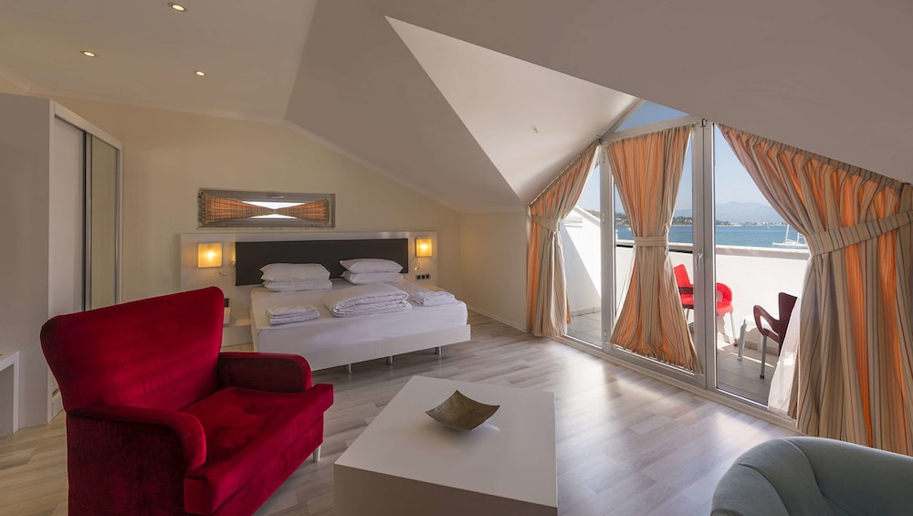ROOM, TERRACE, LARGE