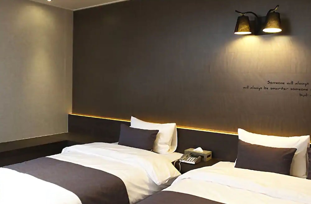S Hotel 20/44
