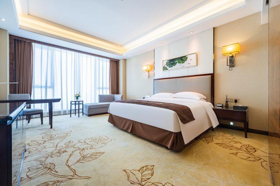 Light, Luxury, Residence, King Bed, Street View