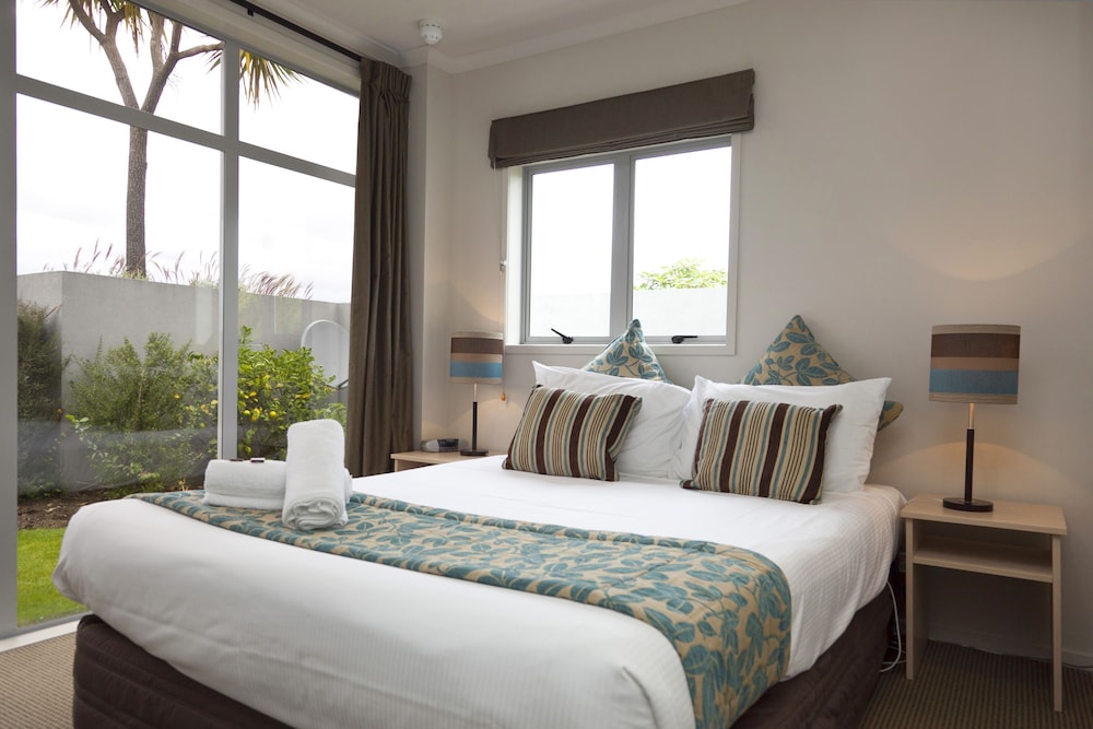 3 BEDROOMS, SUITE, JETTED TUB