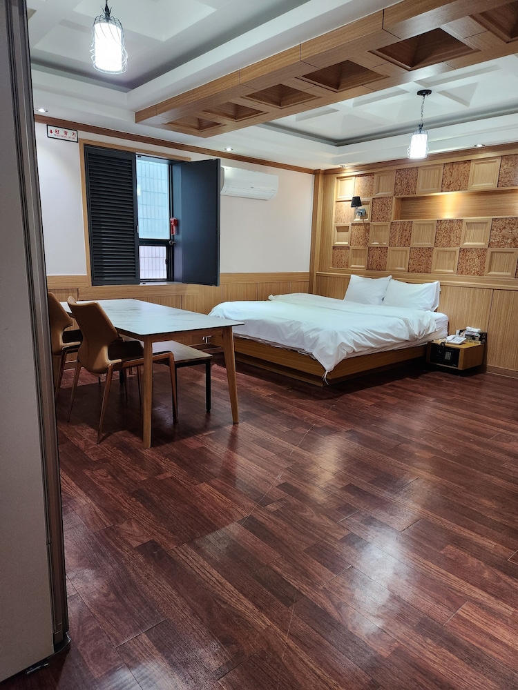 Central Plaza Hotel 16/50