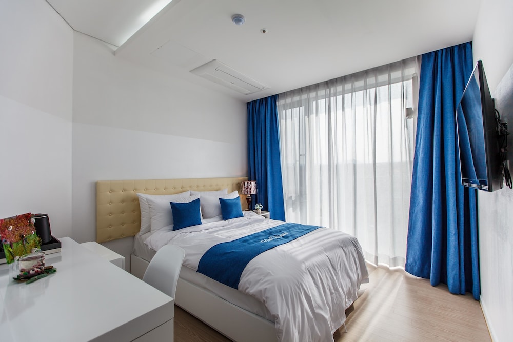 STUDIO, DOUBLE BED
