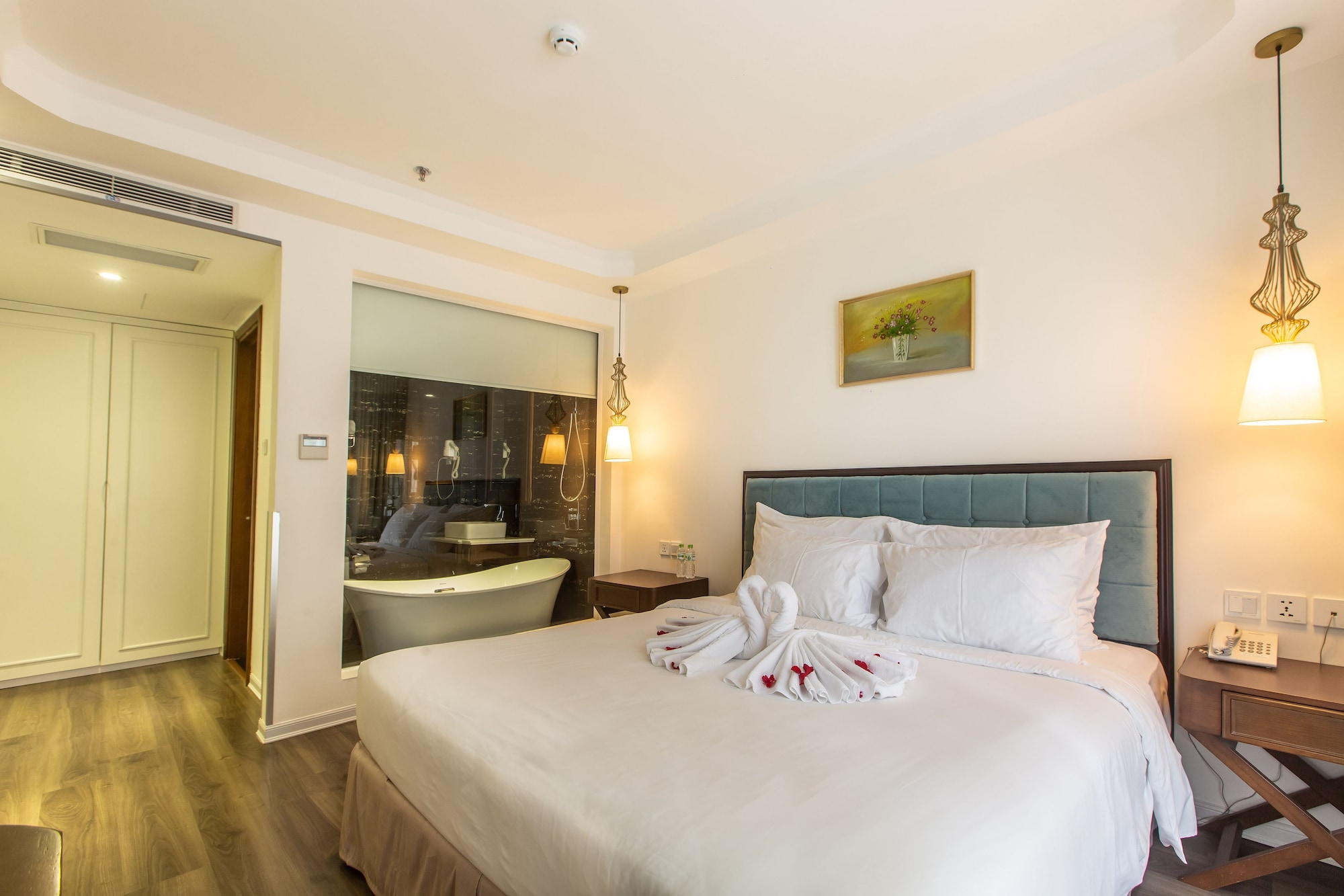 2 BEDROOMS, FAMILY SUITE, PARTIAL SEA VIEW