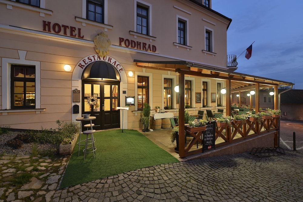 Podhrad in HLUBOKA NAD VLTAVOU