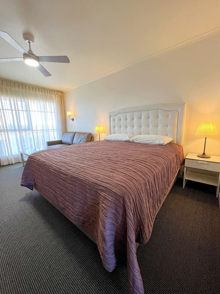 SUMMERHILL MOTOR INN 33/70
