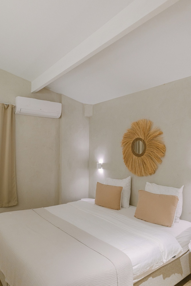 Comfort, House, Queen Bed, Ocean Front, Partial Sea View, Sofa