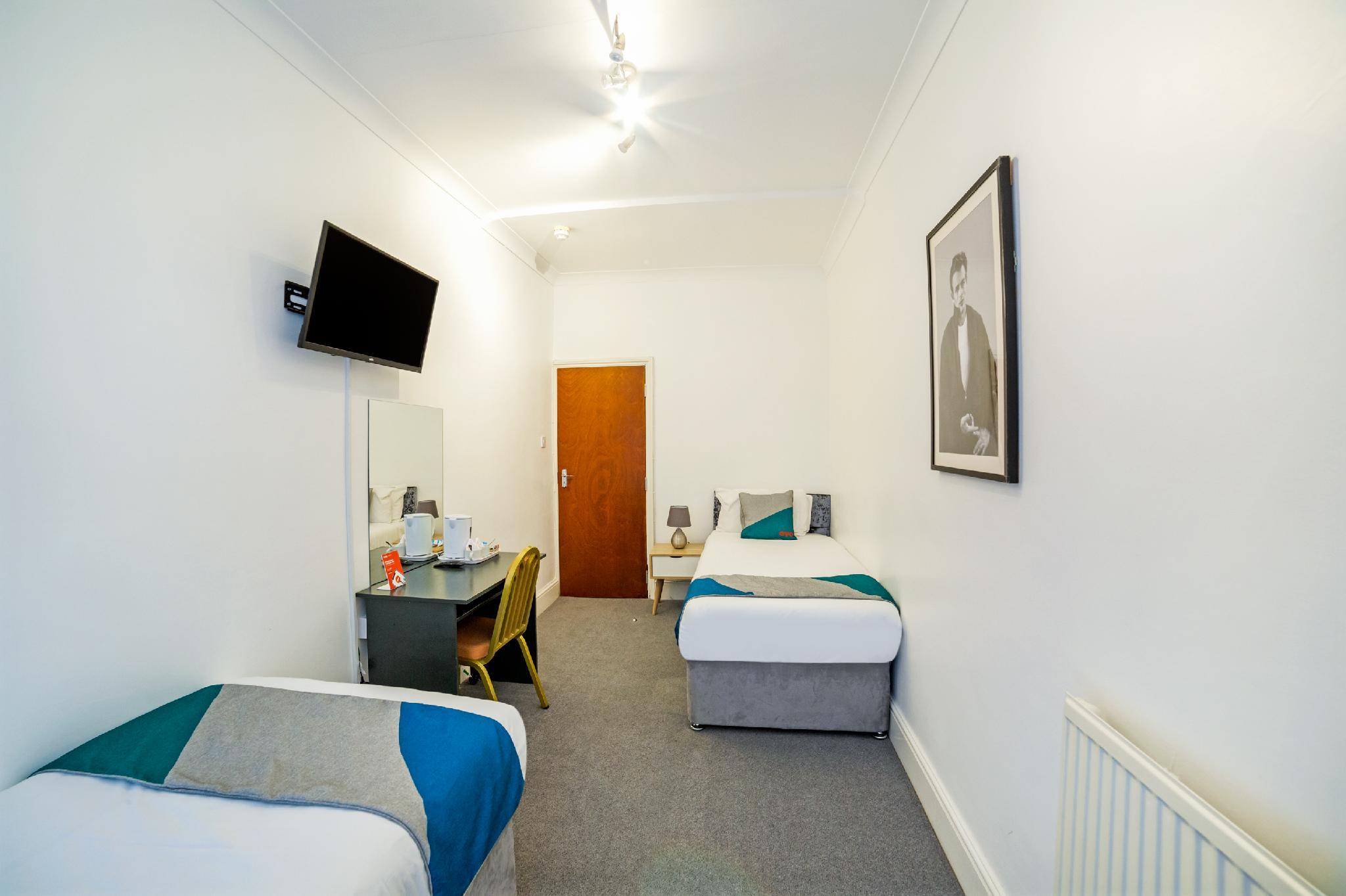 ROOM, TWIN BEDS