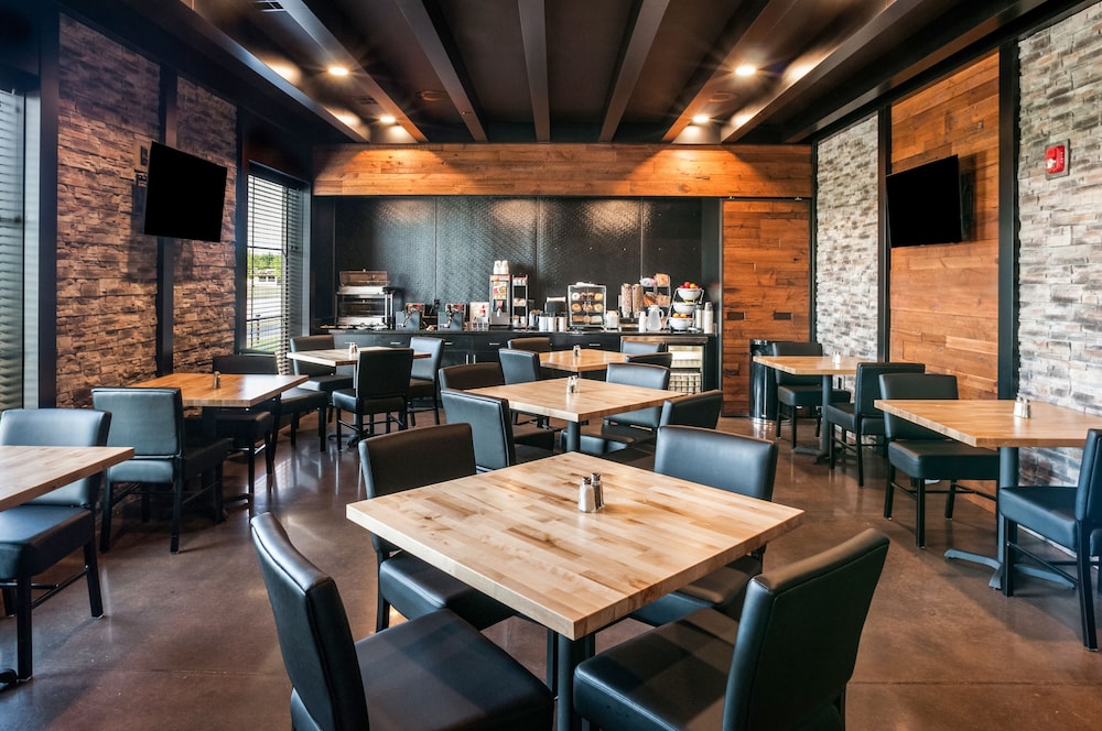Cobblestone Hotel & Suites - Appleton International Airport 46/62