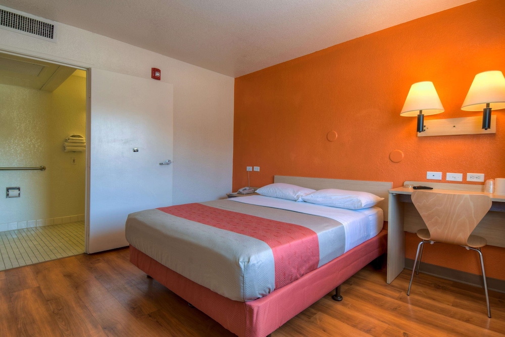 Motel6 Jurupa Valley, CA - Riverside West 22/44