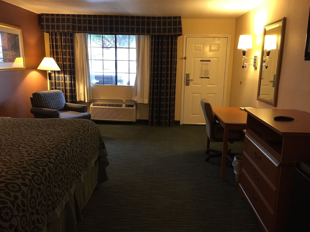 Days Inn by Wyndham New Braunfels 23/33