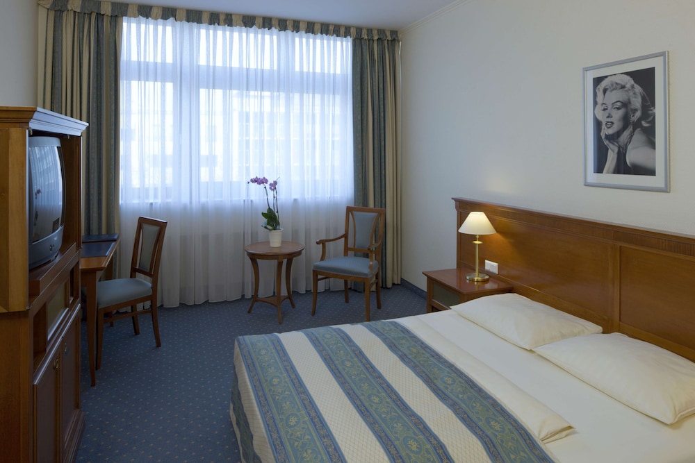 ROOM, SINGLE, DOUBLE BED