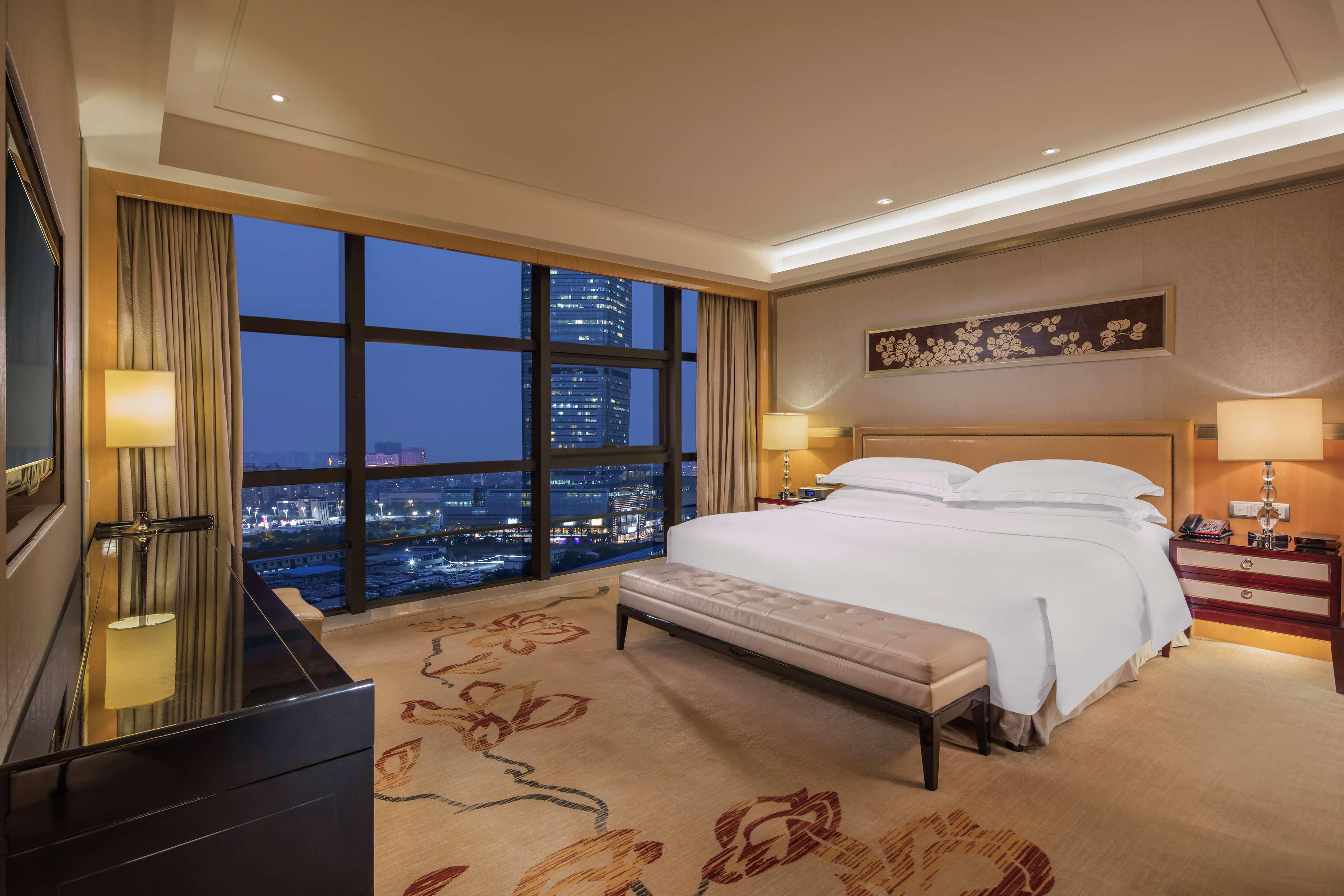 EXECUTIVE, SUITE, KING BED
