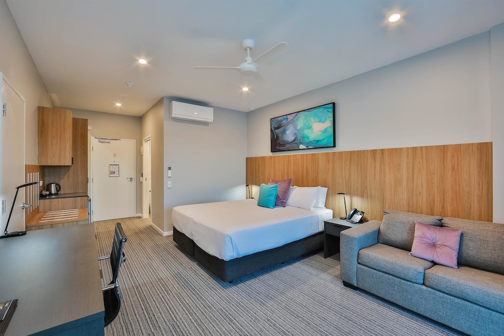Best Western Plus North Lakes Hotel 21/50