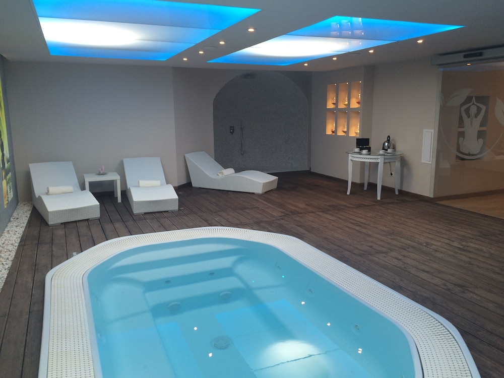 swimming pool spa