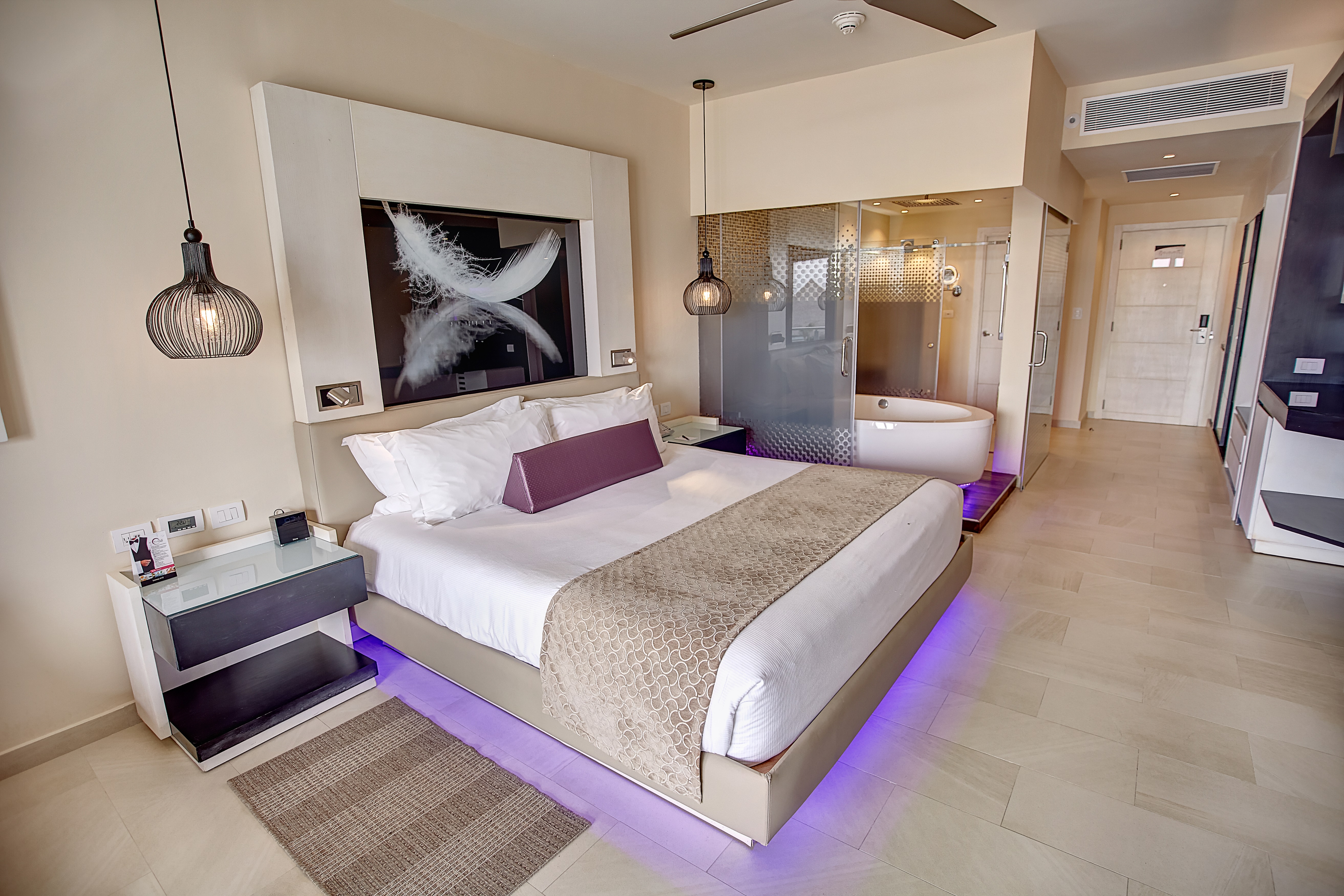 Diamond Club, Swim Out, Luxury