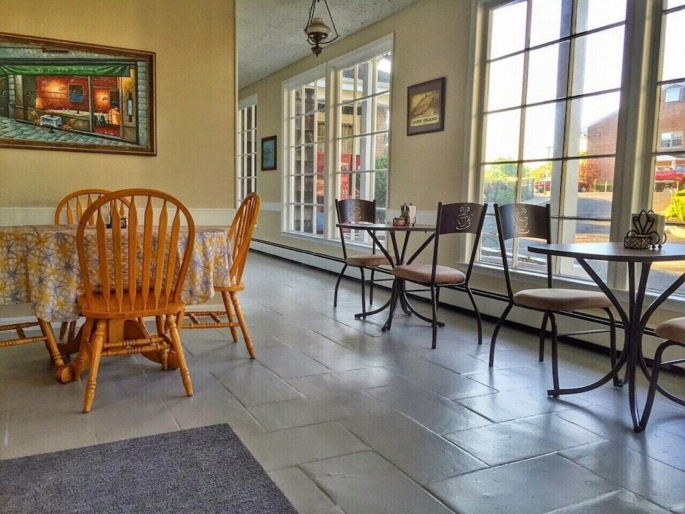 Budget Host East End Hotel In Riverhead 33/38