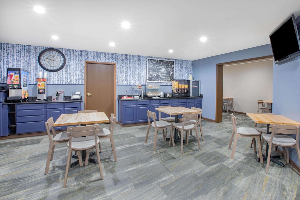 AmericInn by Wyndham Pella 32/43