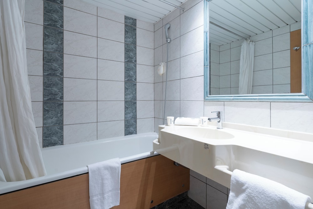 The Originals Boutique Hotel Beausejour Poitiers Nord Futuroscope 45/46