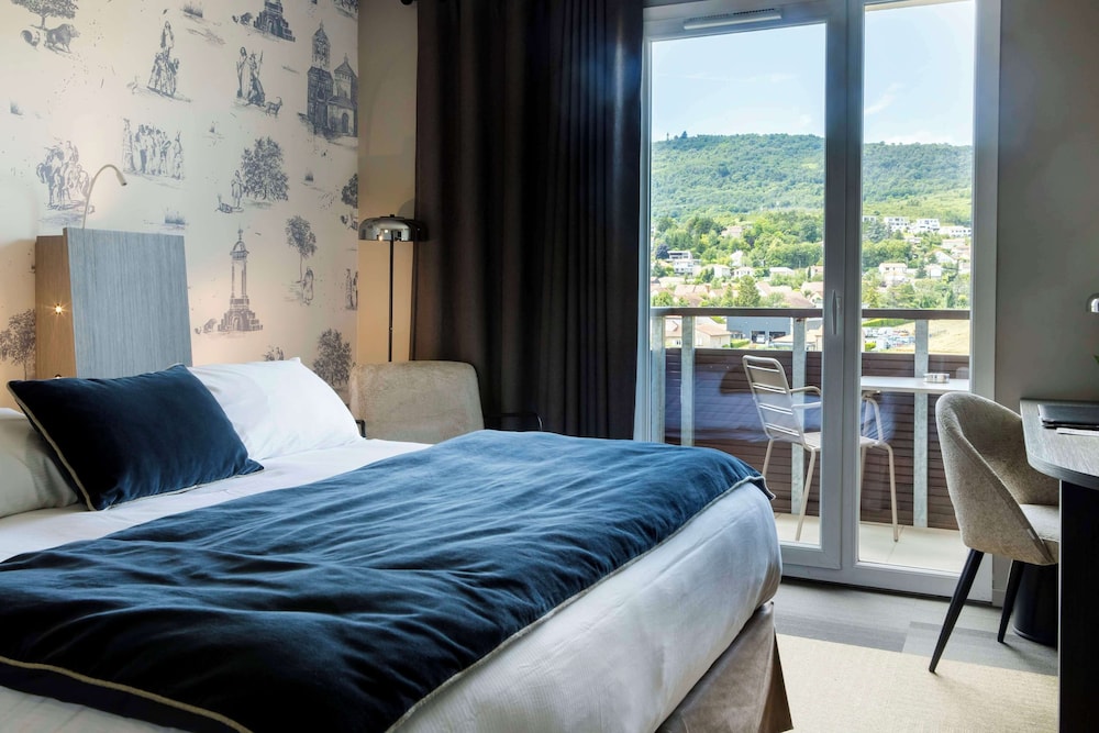 Standard, Queen Bed