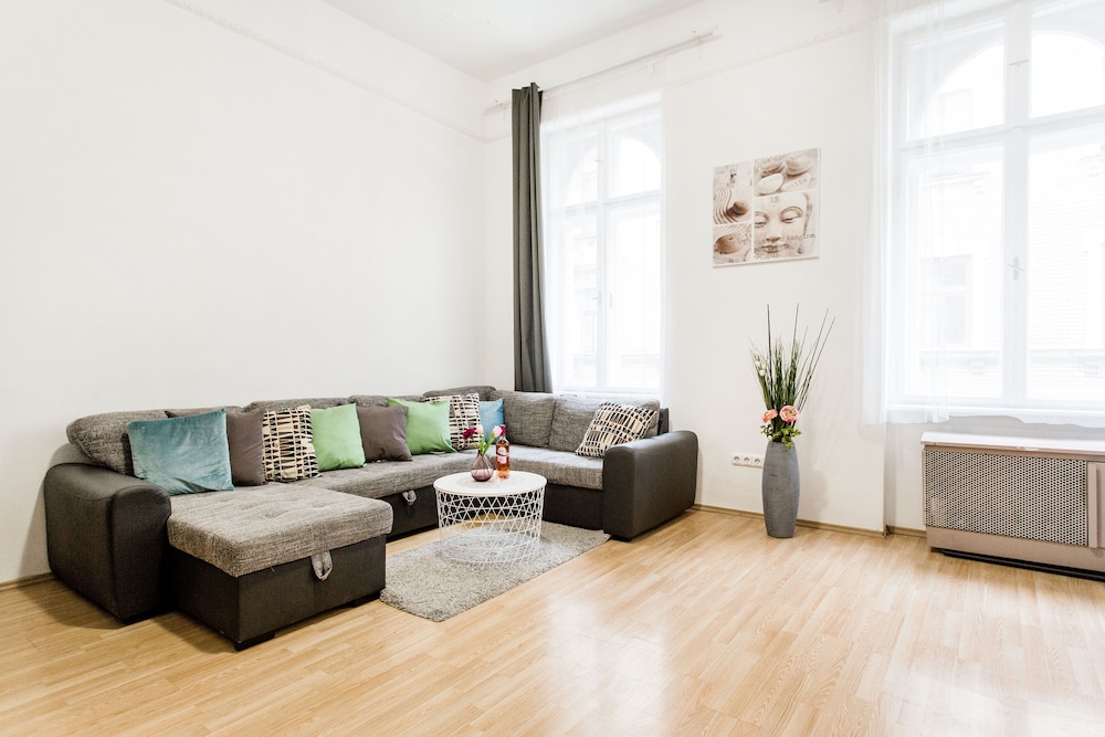 Grand Budapest Penthouse 60/82