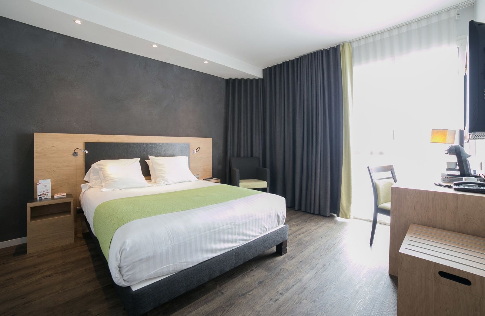 BUSINESS, DOUBLE BED