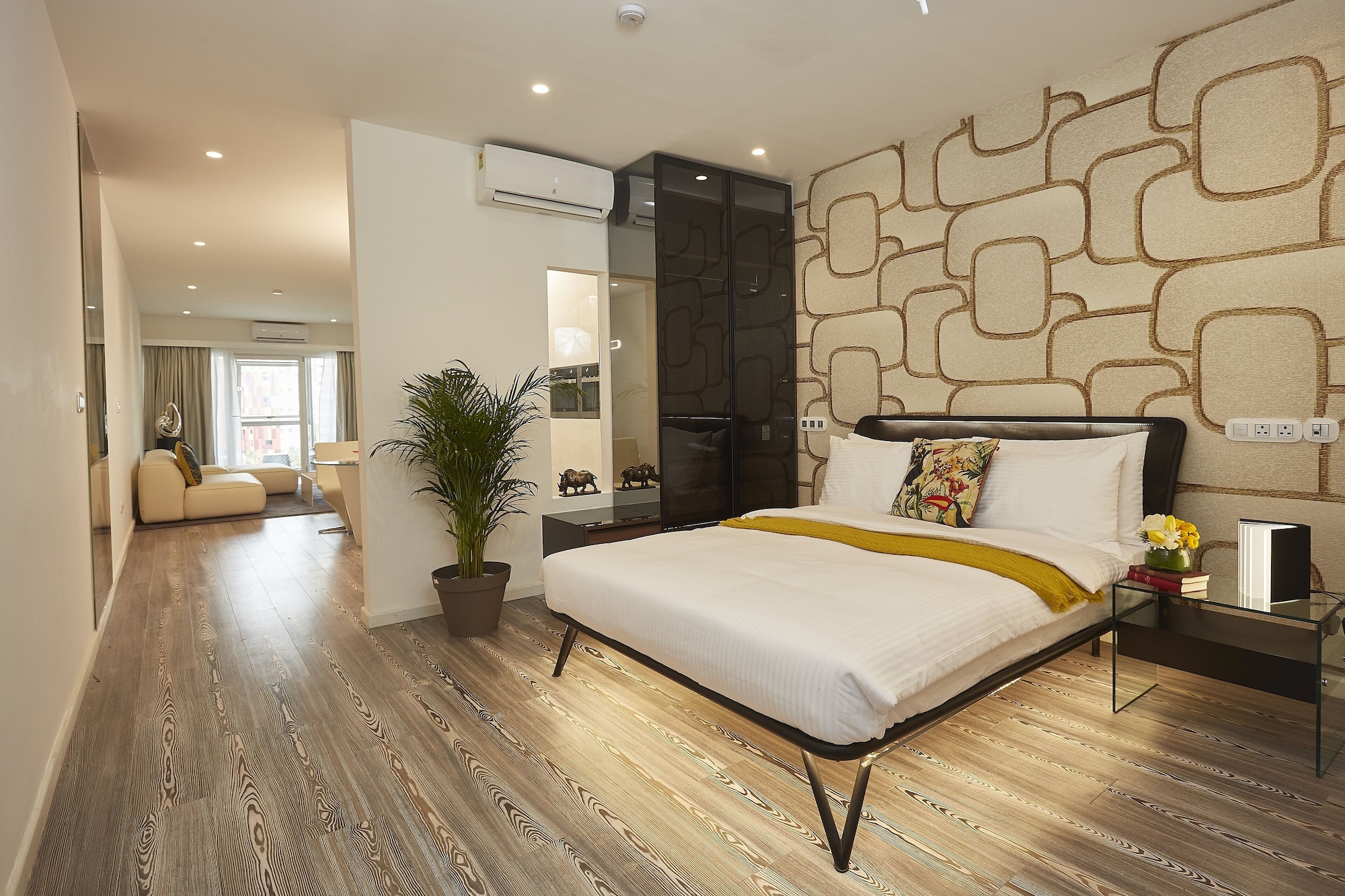 EXECUTIVE, SUITE