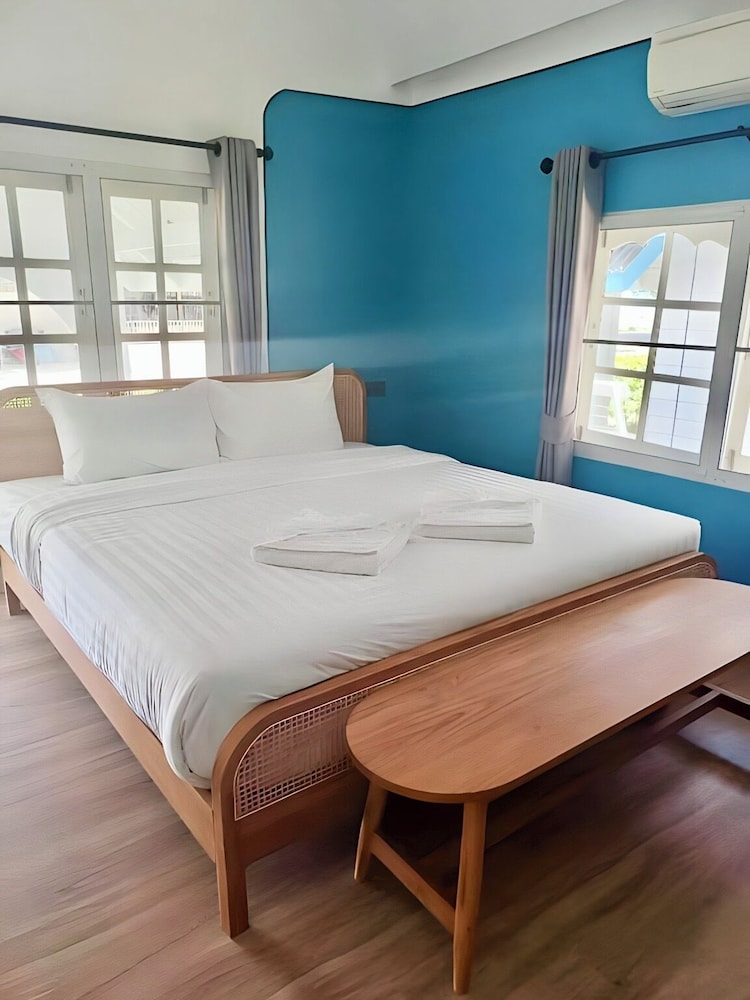 Pan Beach Bungalows 18/50
