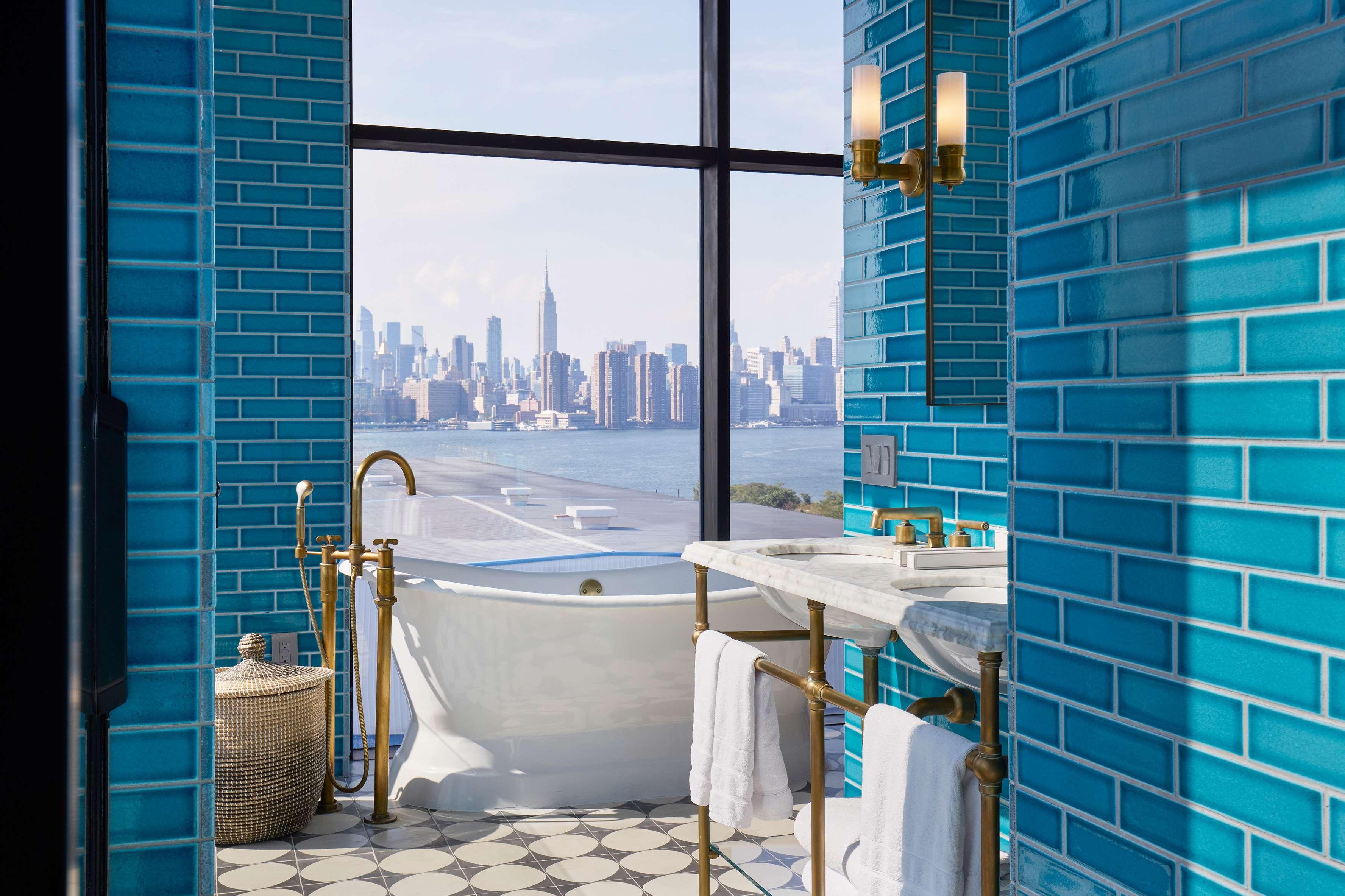جناح بريميير، Arlo Williamsburg 10/10