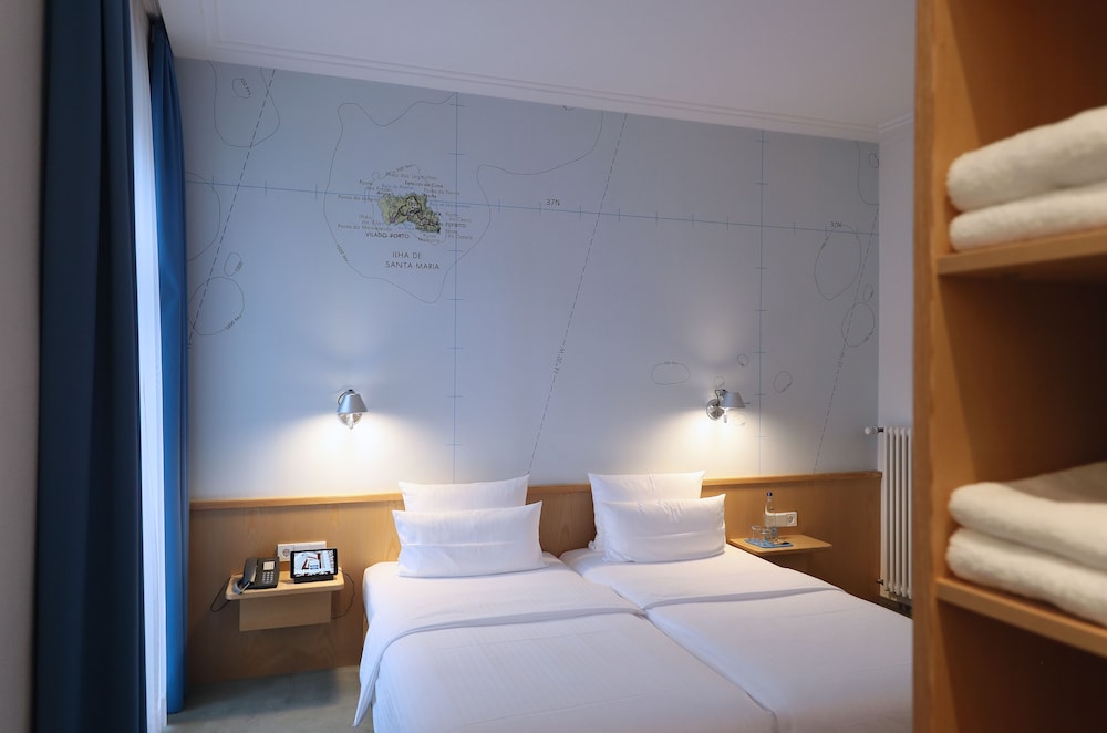 ROOM, DOUBLE BED