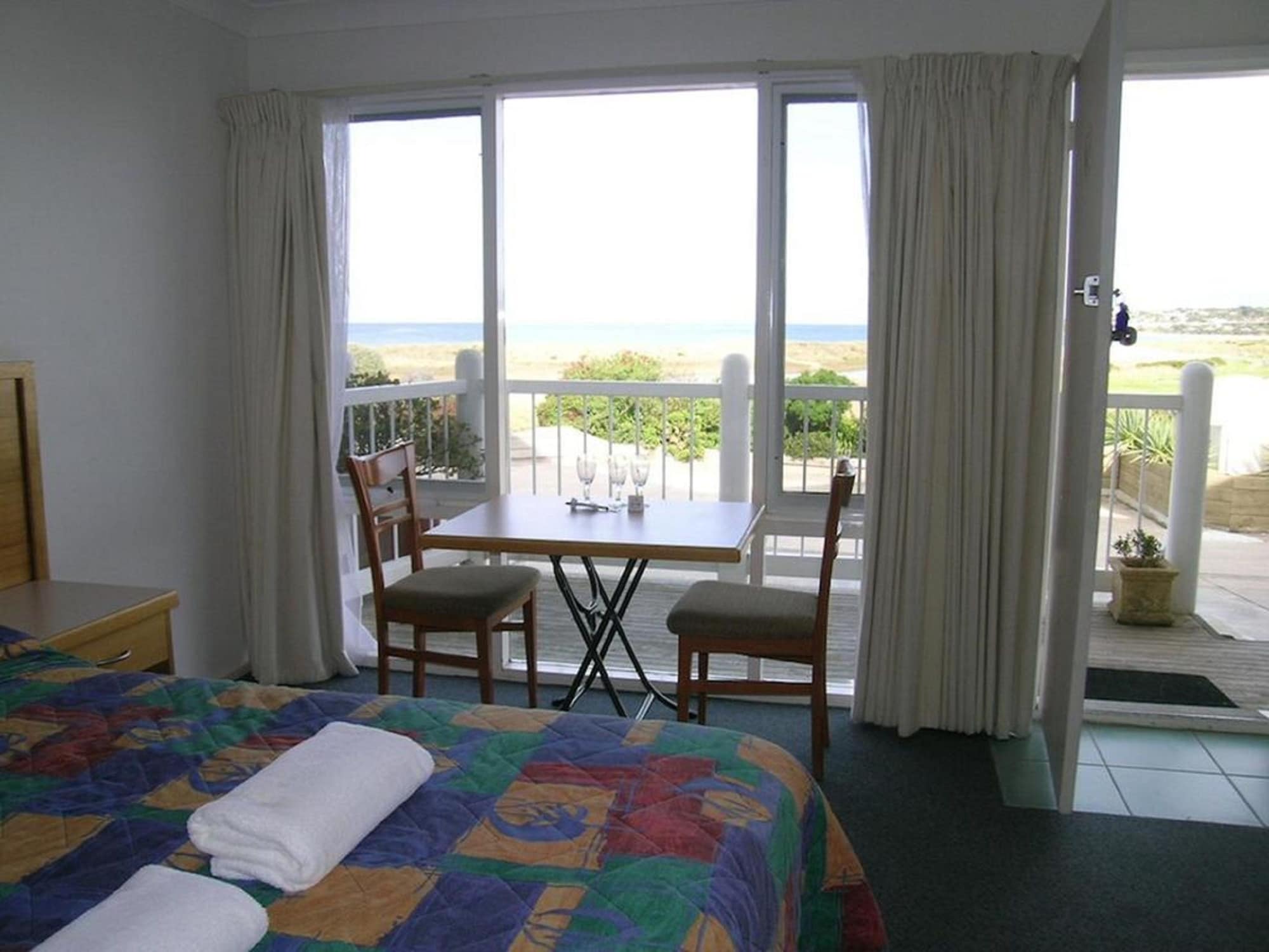 غرفة بسرير كوين وسرير فردي بإطلالة على البحر في الطابق الأرضي، A Great Ocean View Motel 2/2