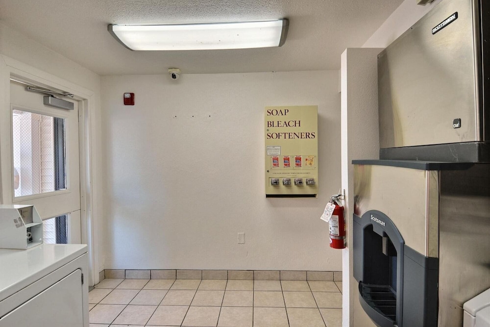 Motel6 Nashua, NH - North 17/58