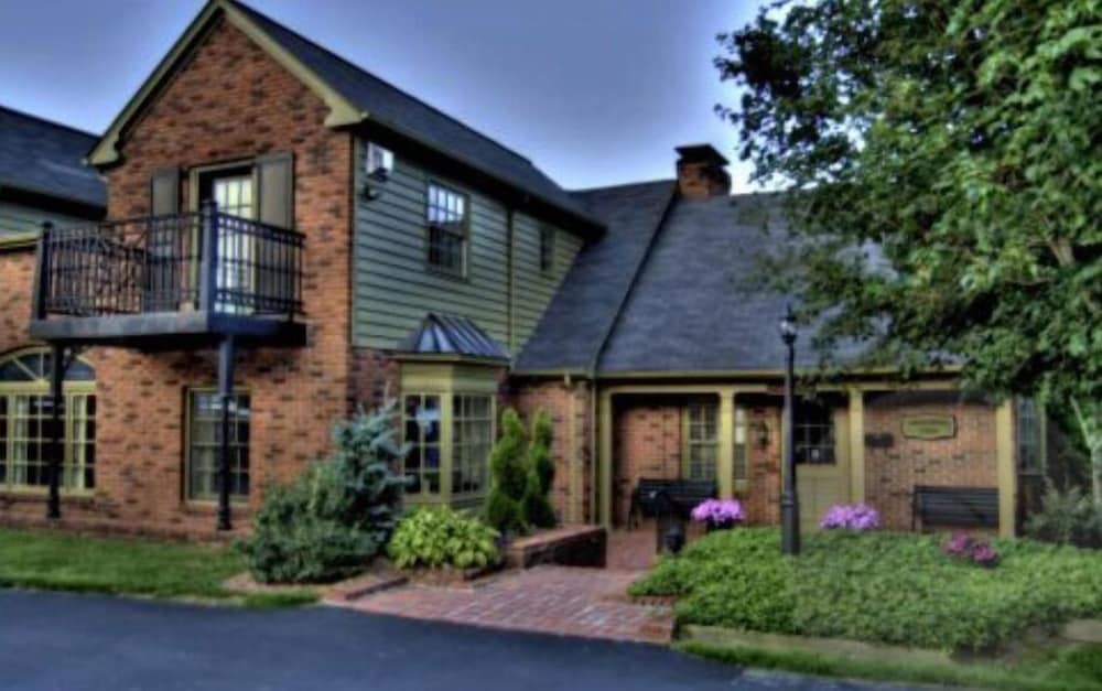 Hillwinds Inn 4/44