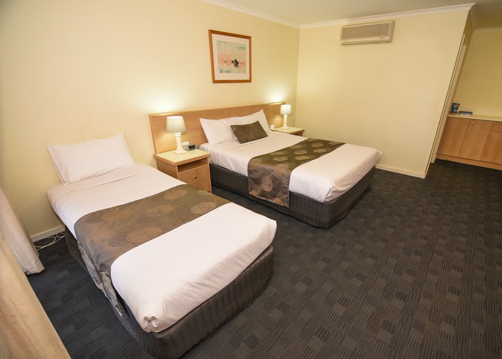 Room, 1 Queen and 1 Single Bed