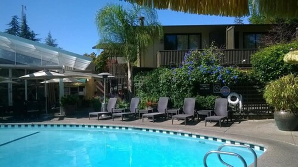 Dinah's Garden Hotel 58/60